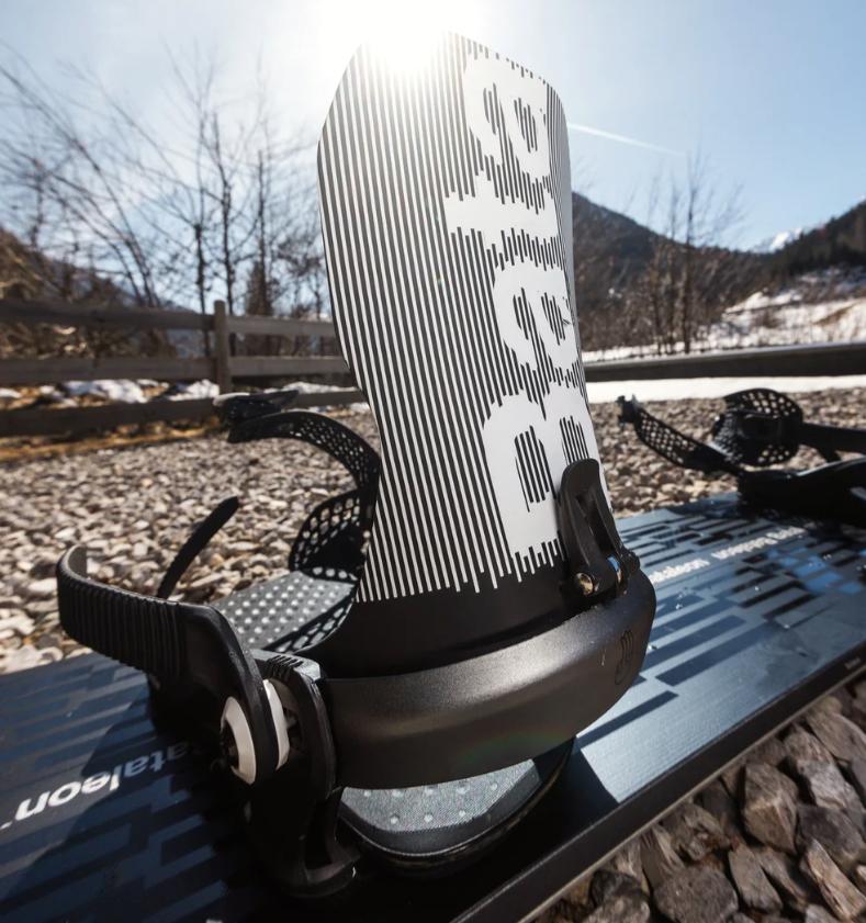 attacco snowboard montato su una tavola  pronto per la session